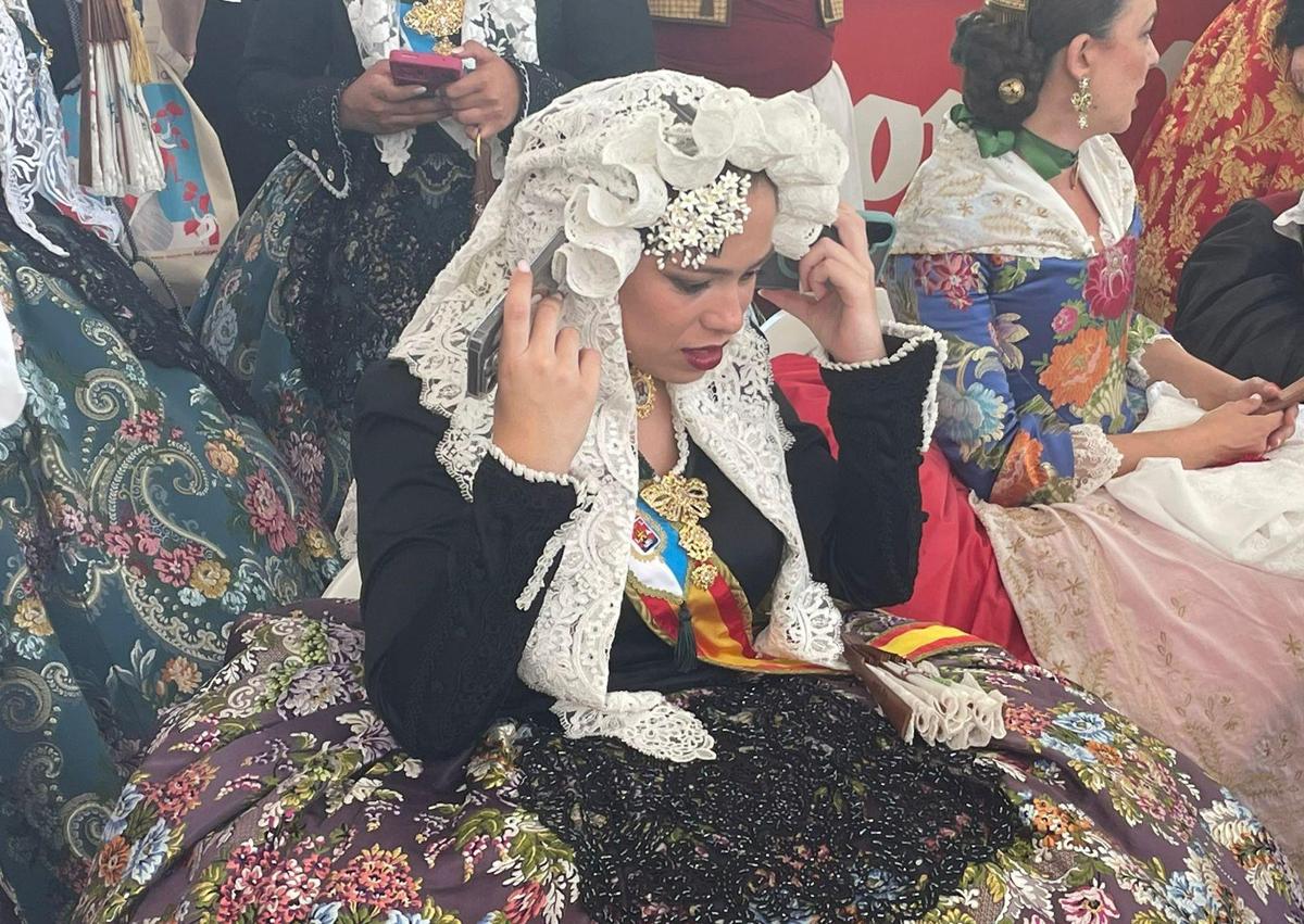 Imagen secundaria 1 - La bellea de Baver-Els Antigons celebra el premio, que ha escuchado a través de dos teléfonos.