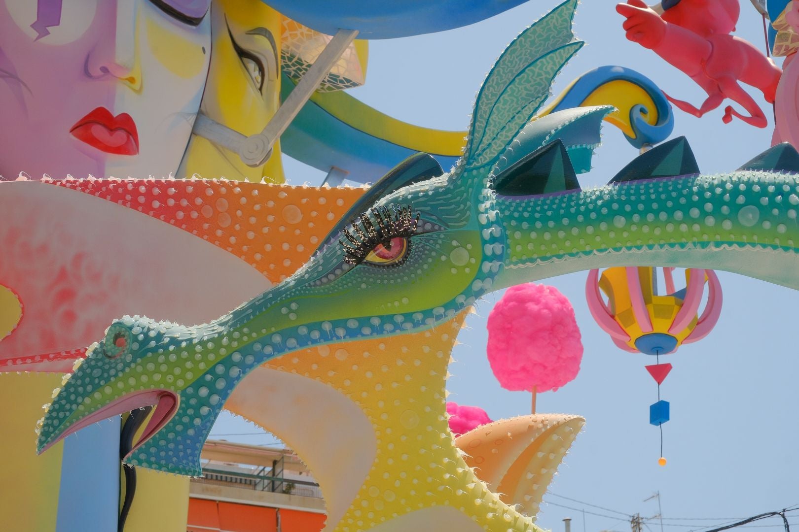 Una subida al parque de atracciones más apocalíptico de las Hogueras de Alicante, segundo premio