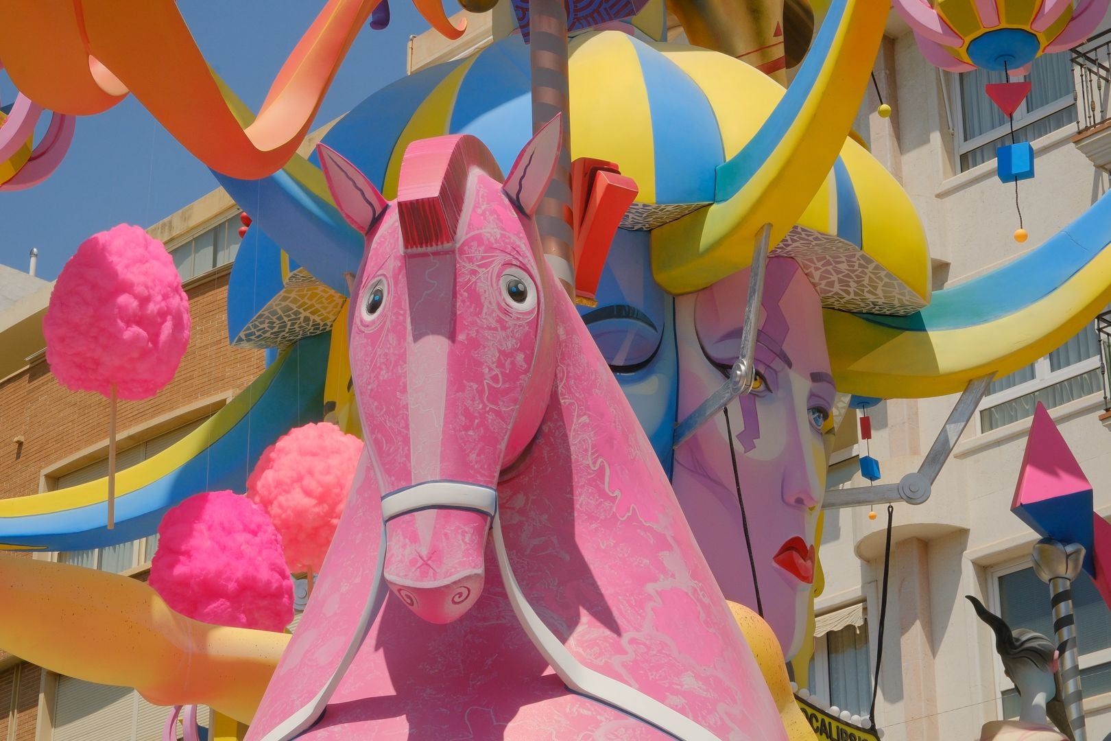 Una subida al parque de atracciones más apocalíptico de las Hogueras de Alicante, segundo premio