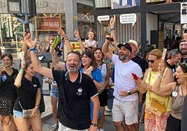 Los barraquers de El Cabasset celebran el primer premio.