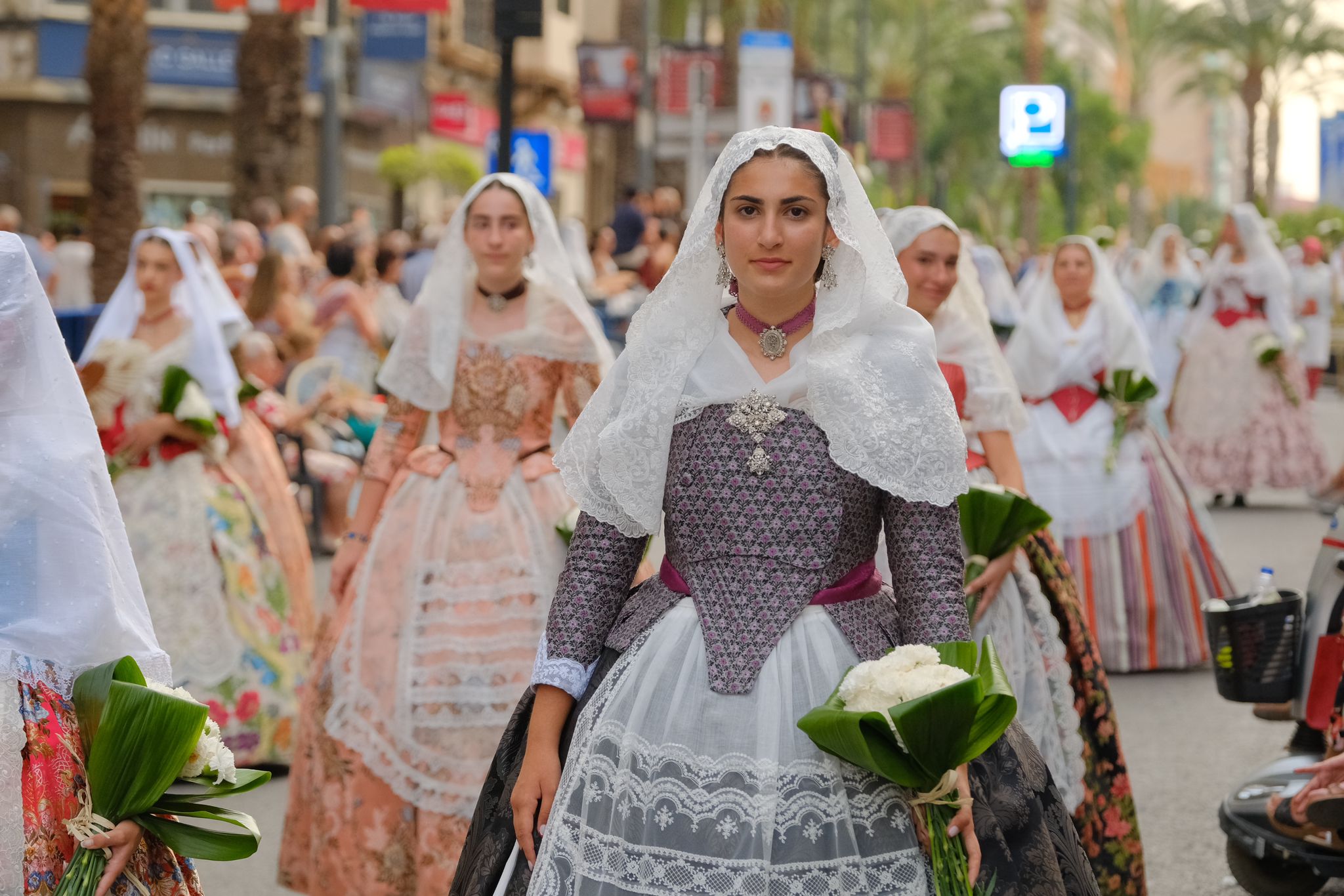 Las Hogueras se llenan de flores para la Virgen del Remedio