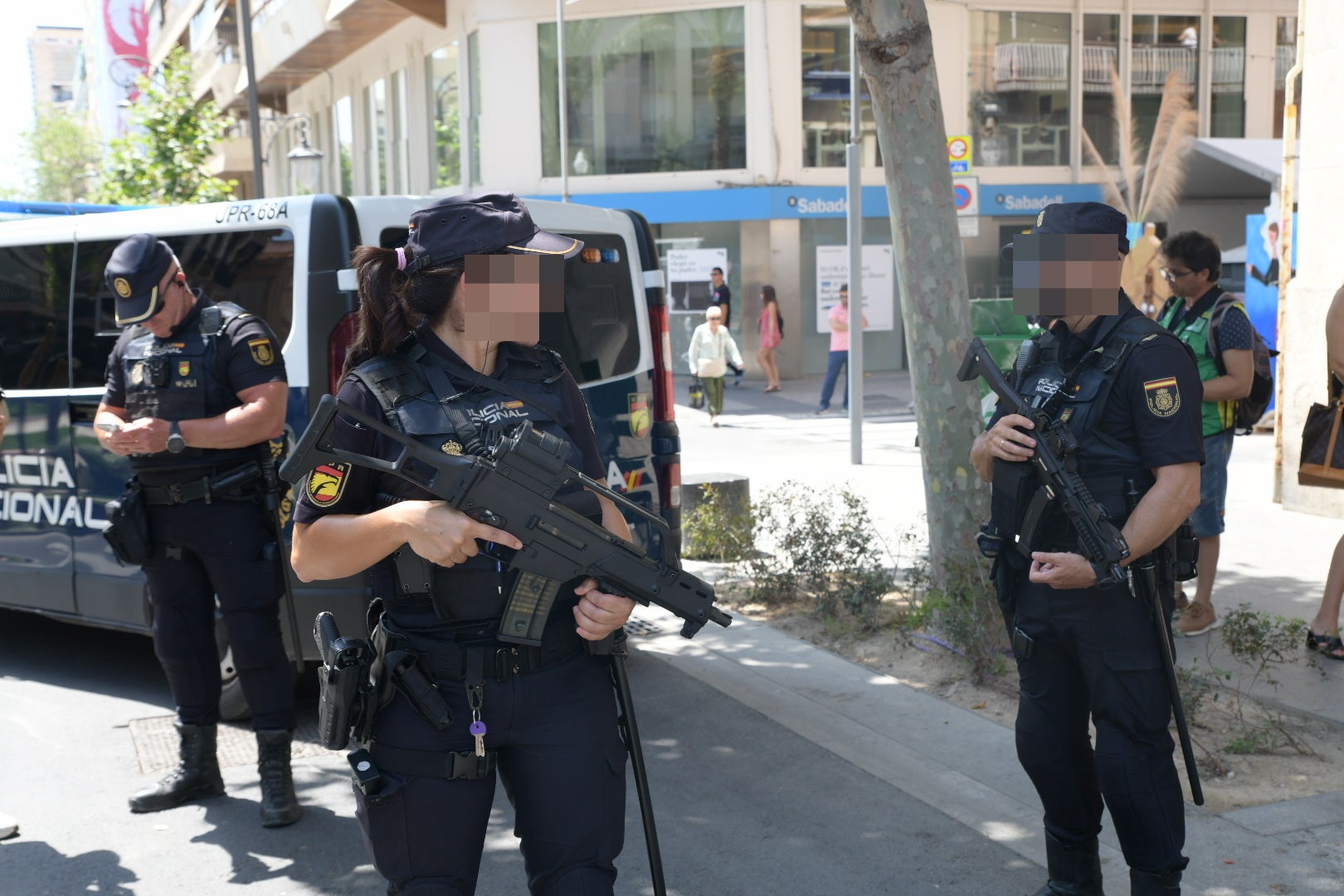 Imagen principal - La UPR de Alicante: músculo y precisión para la seguridad en las mascletàs