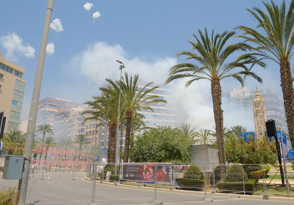 Imagen principal - Alto Palancia vive un debut triunfante en la mascletà de las Hogueras de Alicante con un doble terremoto kilométrico