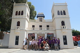 Los barraquers de Trons i Bacores frente a su portalada.