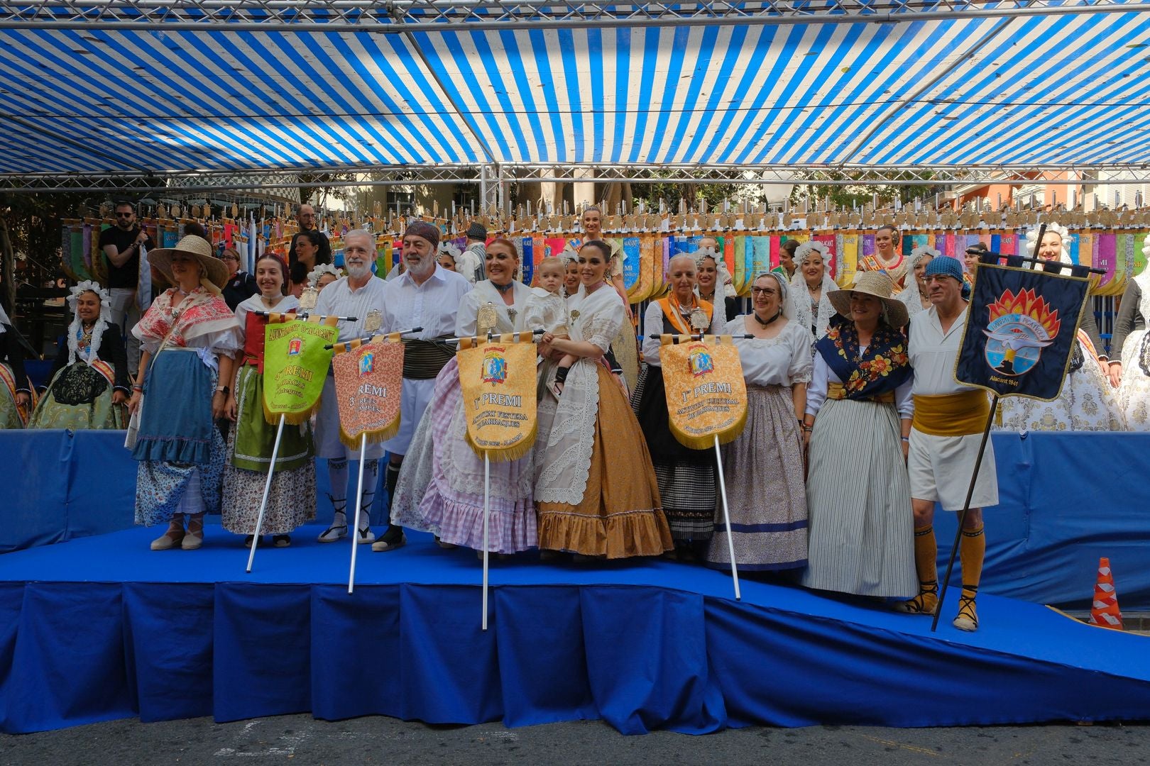 ¿Has recogido premio en las Hogueras de Alicante? Búscate en las fotos (I)