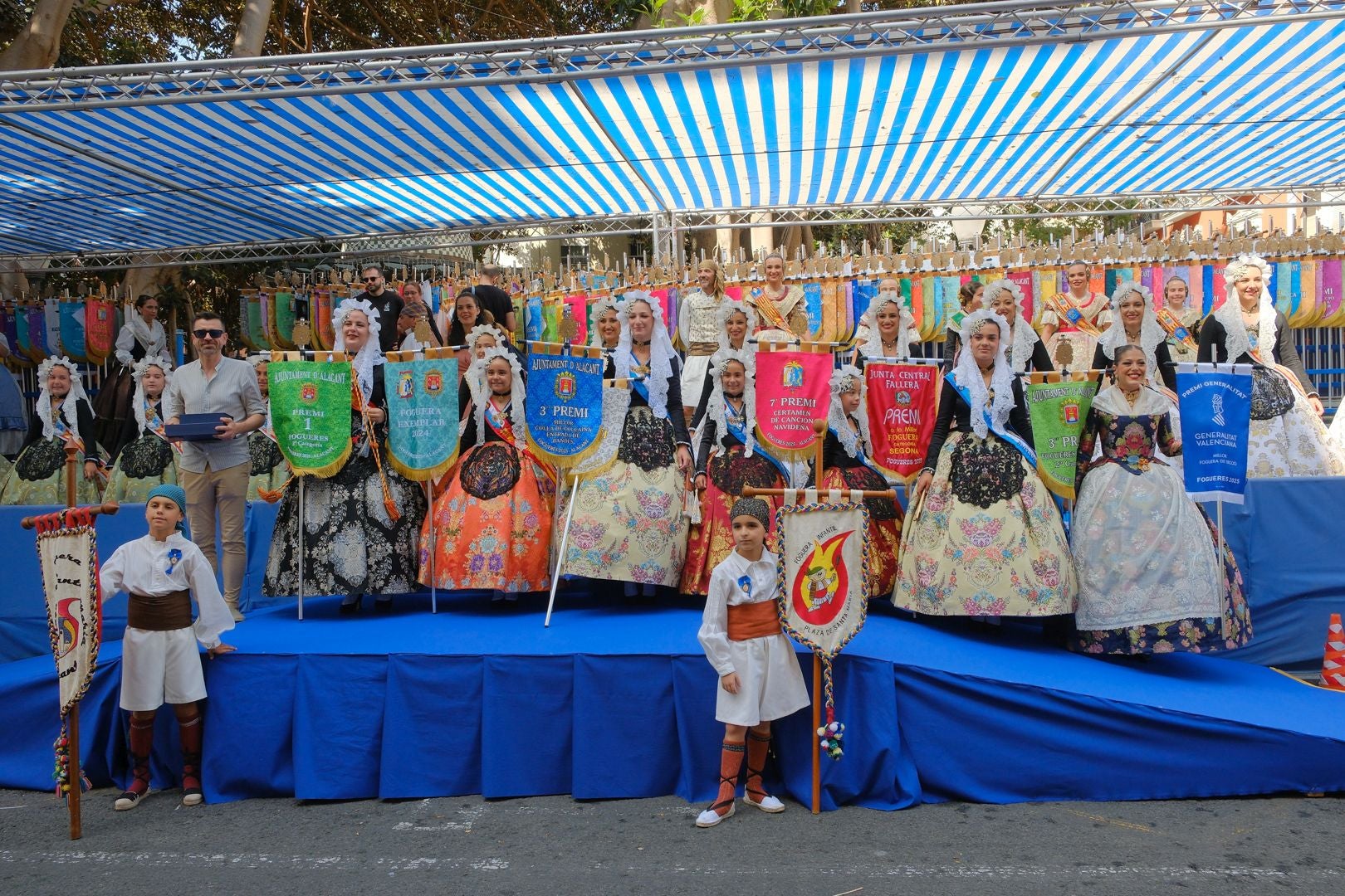 ¿Has recogido premio en las Hogueras de Alicante? Búscate en las fotos (I)