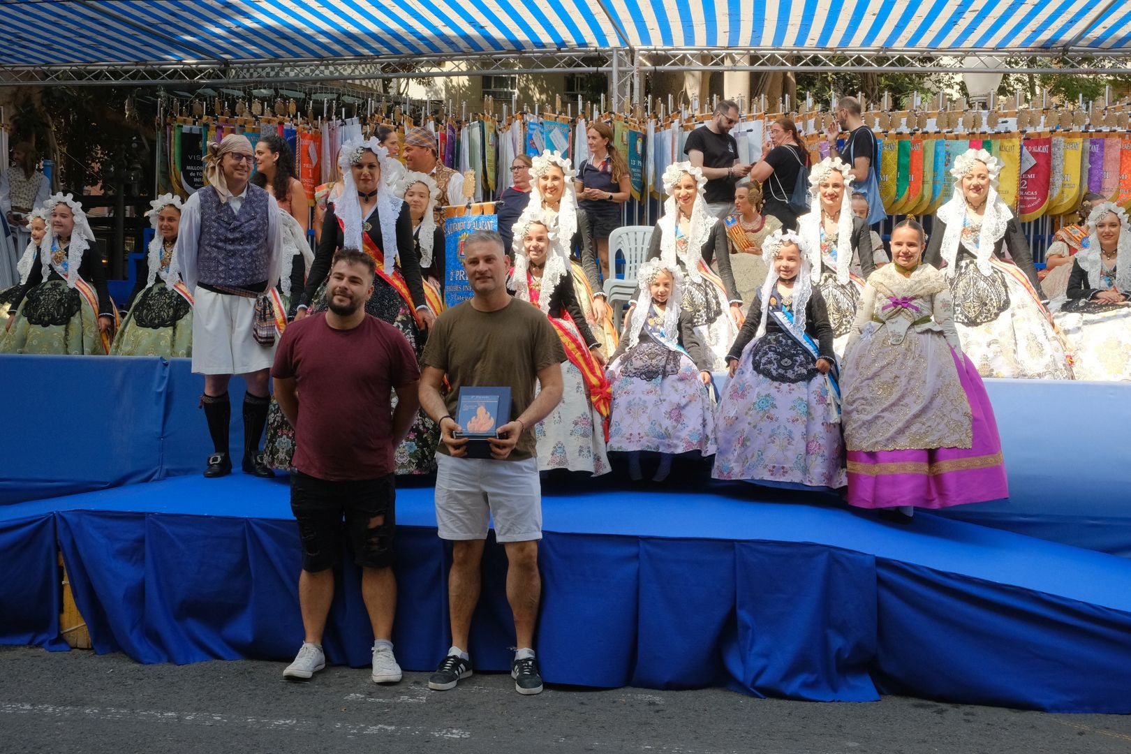 ¿Has recogido premio en las Hogueras de Alicante? Búscate en las fotos (I)