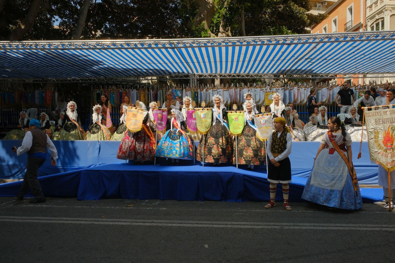 ¿Has recogido premio en las Hogueras de Alicante? Búscate en las fotos (I)