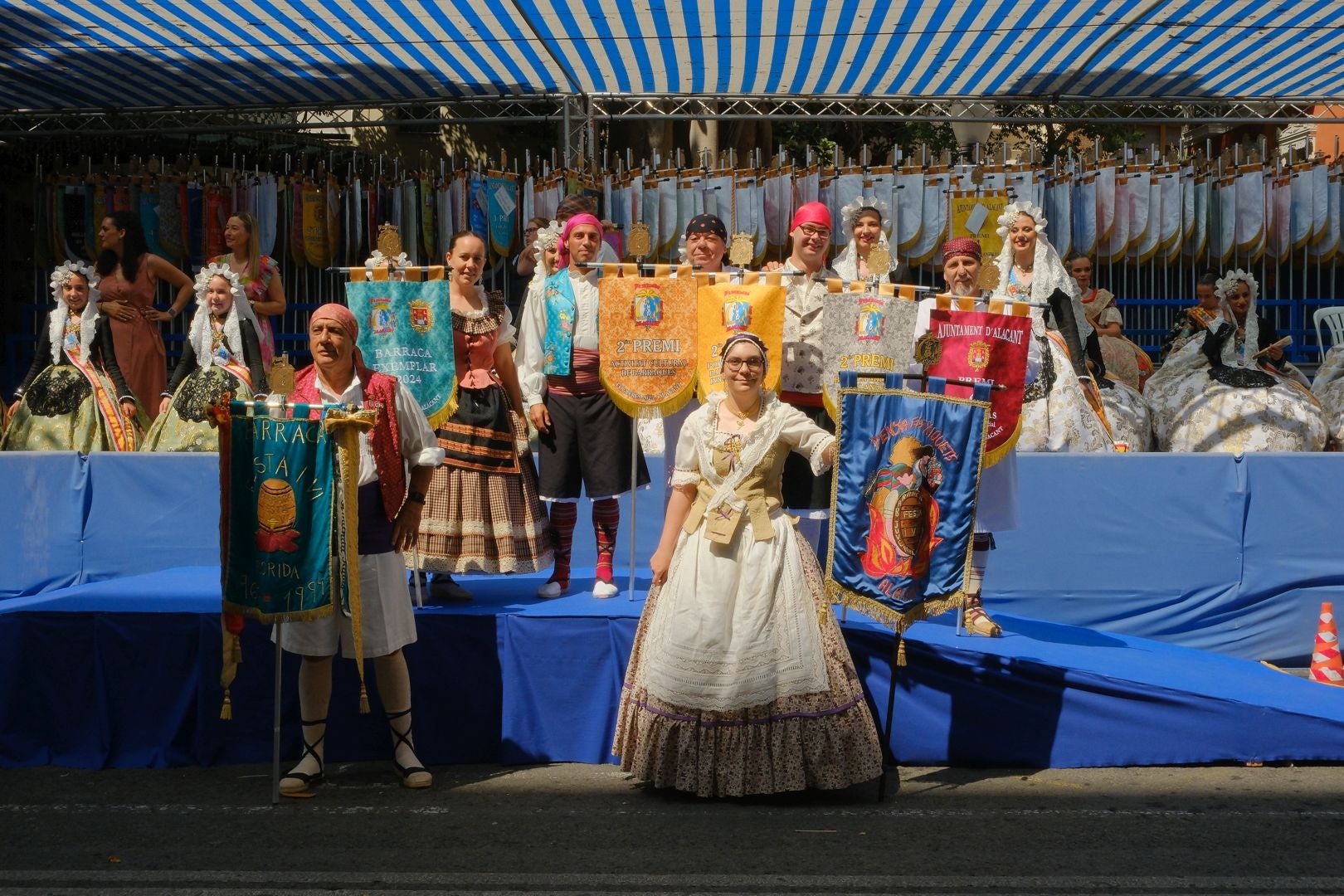¿Has recogido premio en las Hogueras de Alicante? Búscate en las fotos (I)