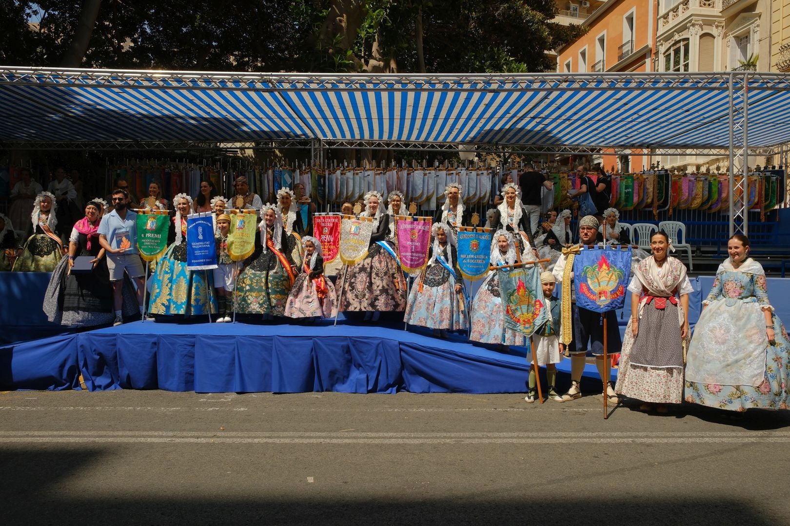 ¿Has recogido premio en las Hogueras de Alicante? Búscate en las fotos (I)
