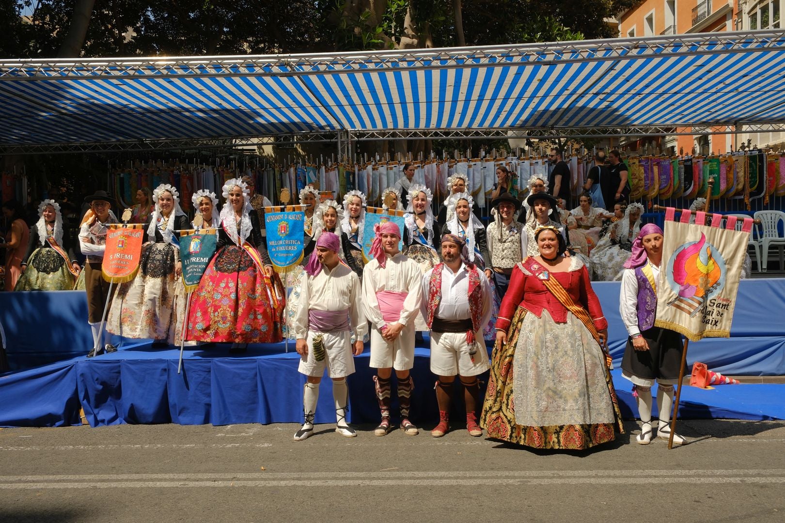 ¿Has recogido premio en las Hogueras de Alicante? Búscate en las fotos (I)