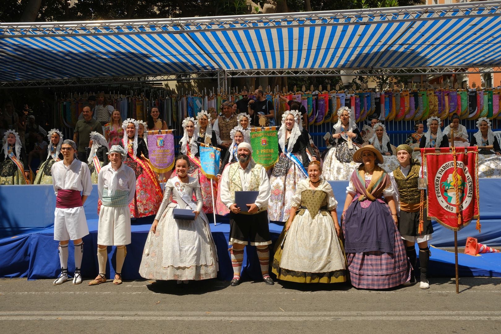¿Has recogido premio en las Hogueras de Alicante? Búscate en las fotos (I)
