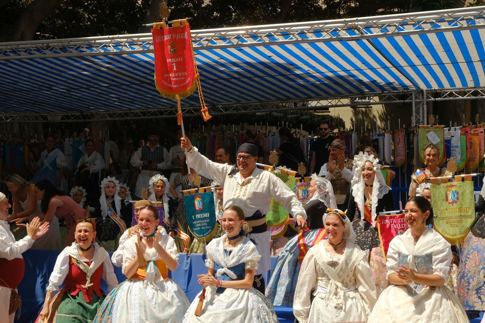 ¿Has recogido premio en las Hogueras de Alicante? Búscate en las fotos (I)