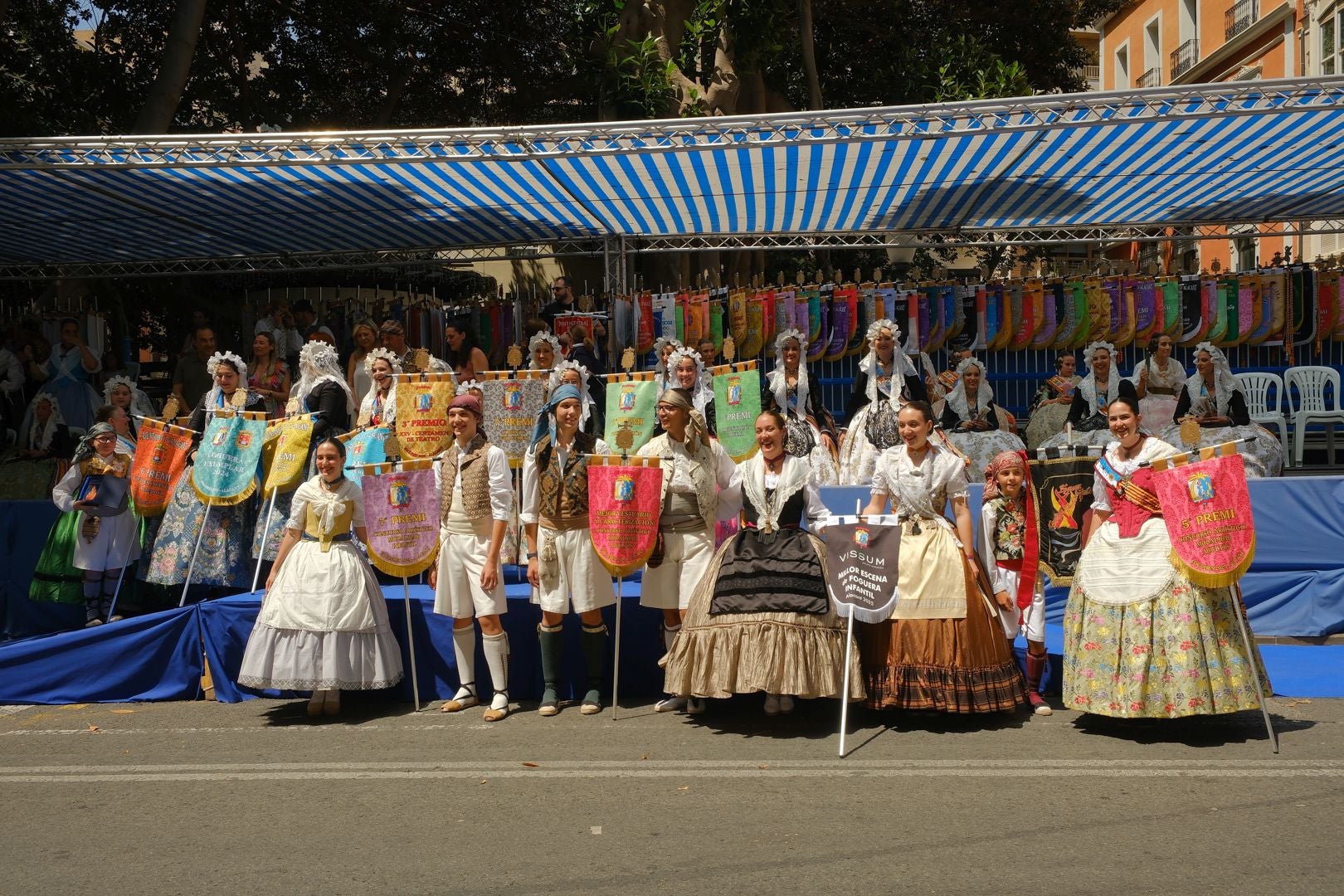 ¿Has recogido premio en las Hogueras de Alicante? Búscate en las fotos (I)