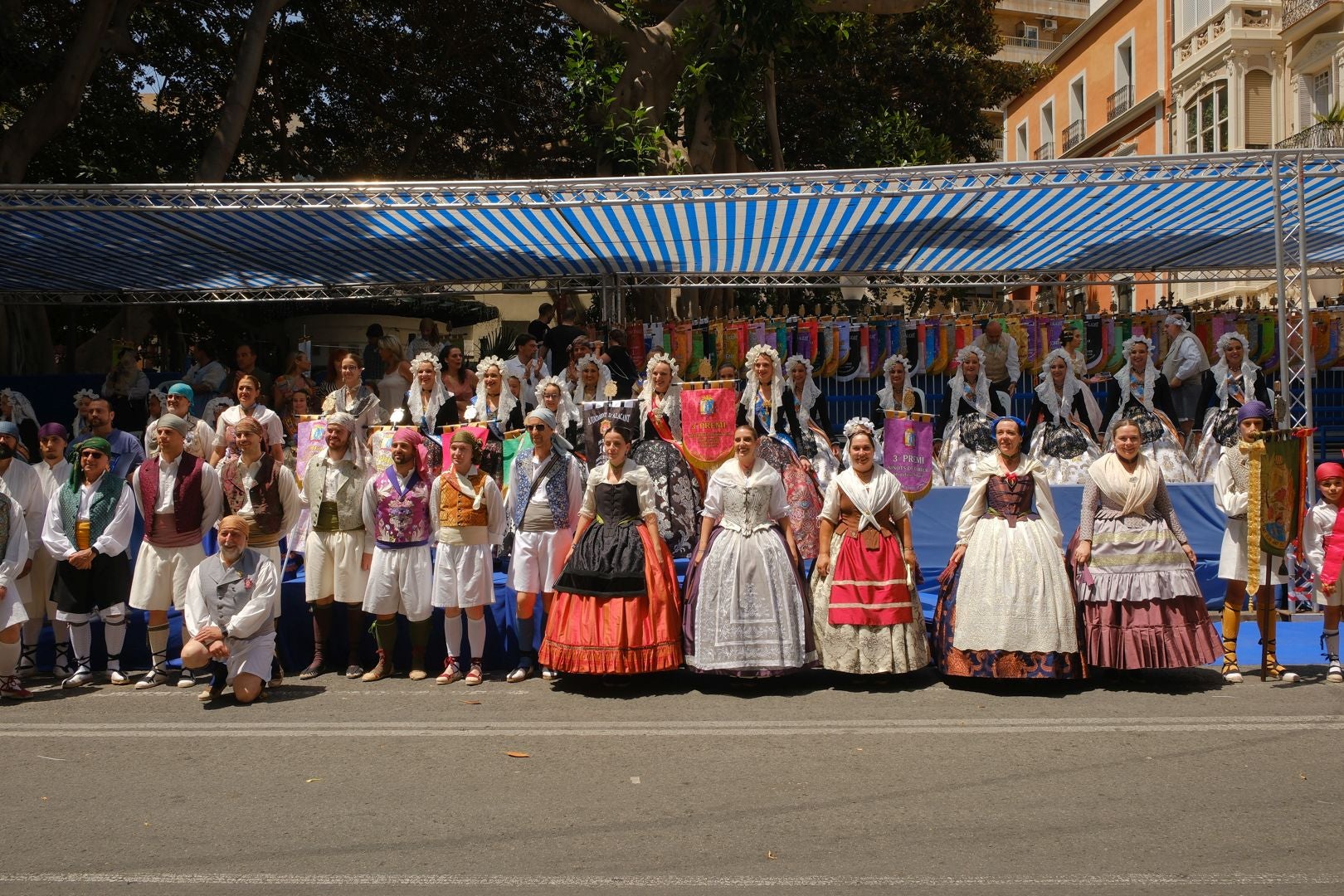 ¿Has recogido premio en las Hogueras de Alicante? Búscate en las fotos (II)