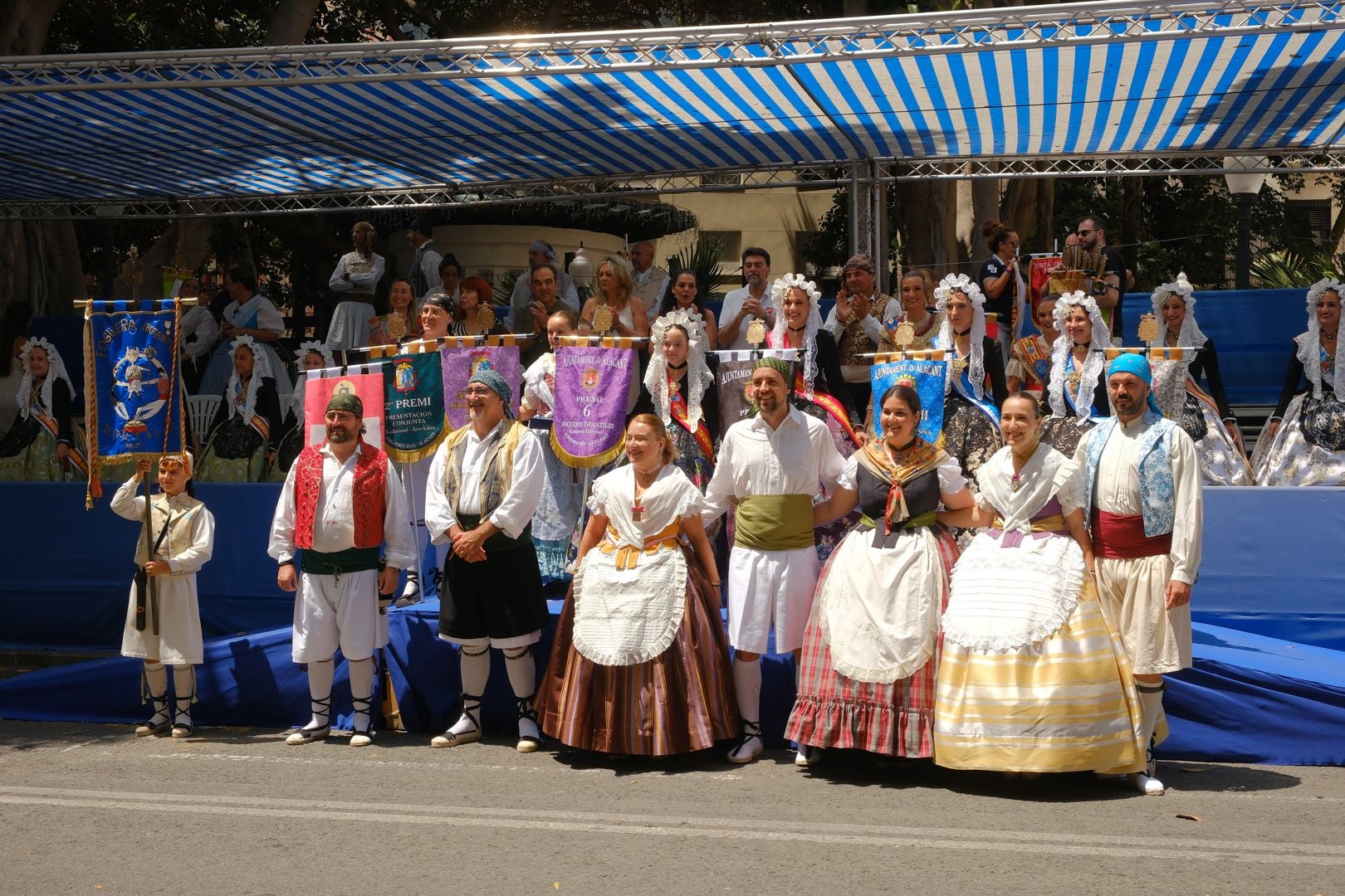 ¿Has recogido premio en las Hogueras de Alicante? Búscate en las fotos (II)