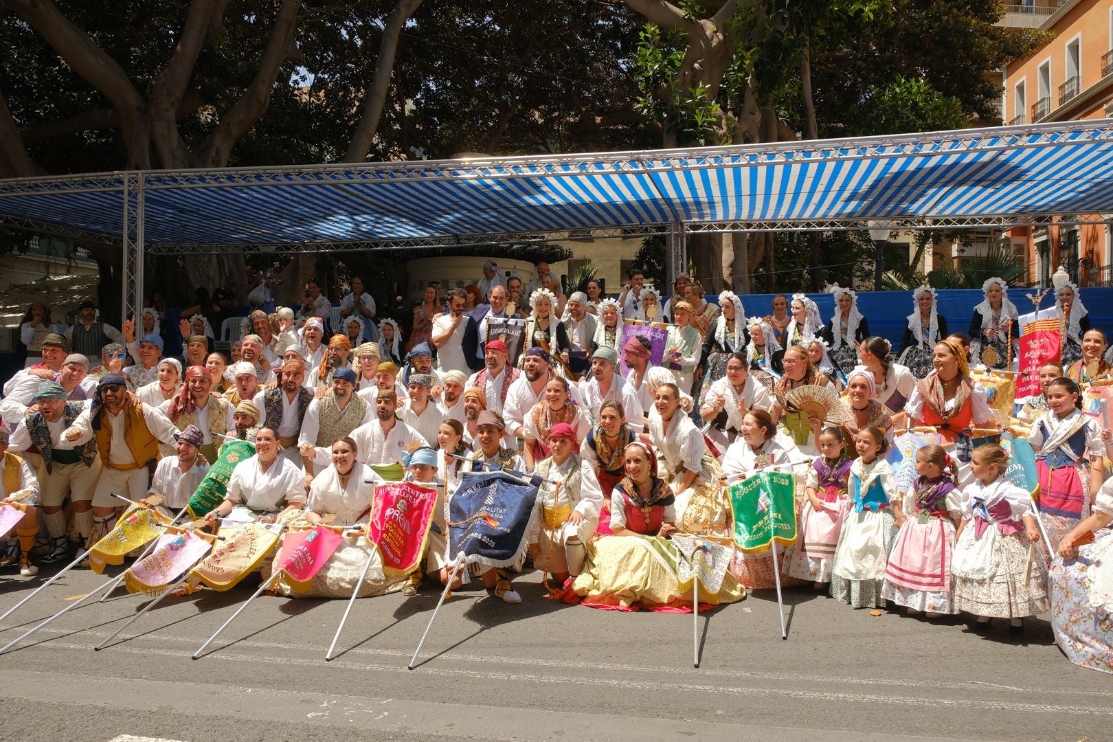 ¿Has recogido premio en las Hogueras de Alicante? Búscate en las fotos (II)