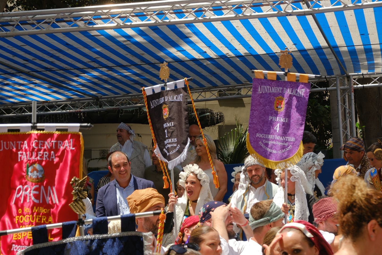 ¿Has recogido premio en las Hogueras de Alicante? Búscate en las fotos (II)