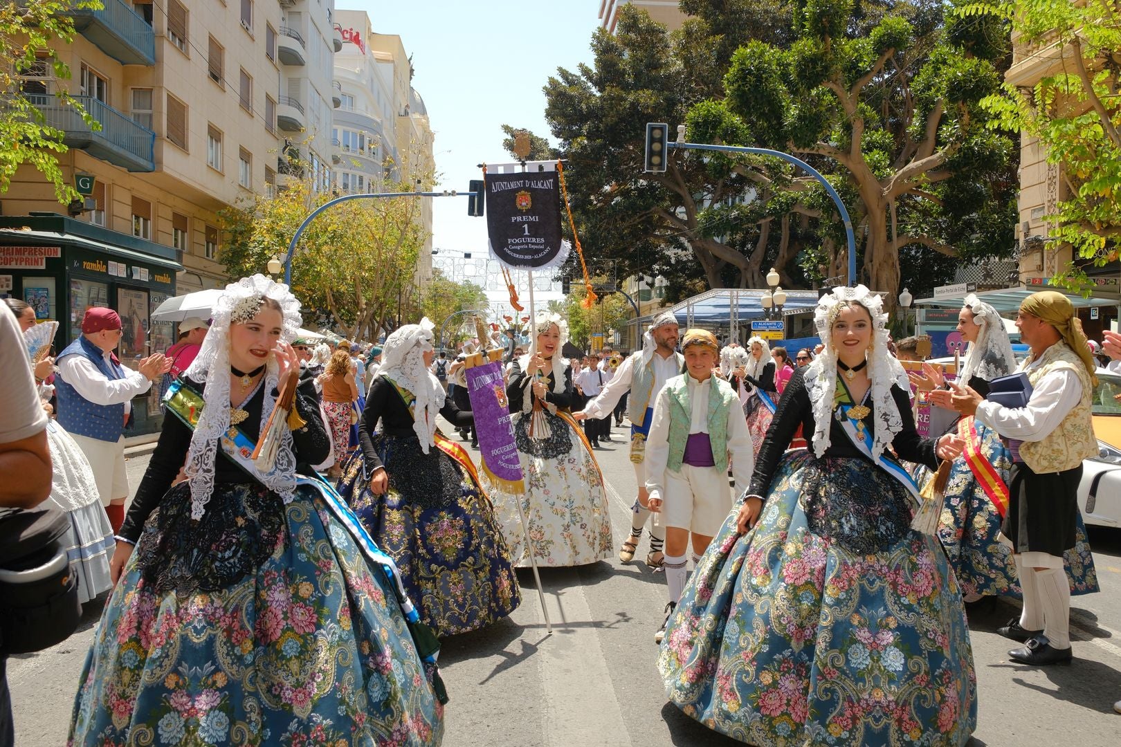¿Has recogido premio en las Hogueras de Alicante? Búscate en las fotos (II)