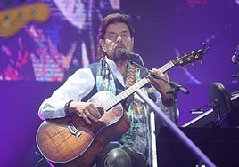 Alan Parsons, sentado y con guitarra acústica, durante su concierto en Murcia.