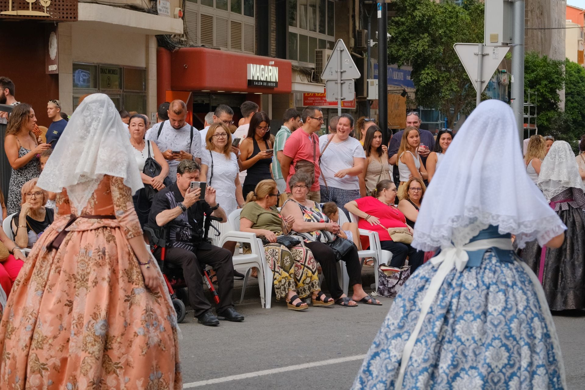 Las Hogueras se llenan de flores para la Virgen del Remedio