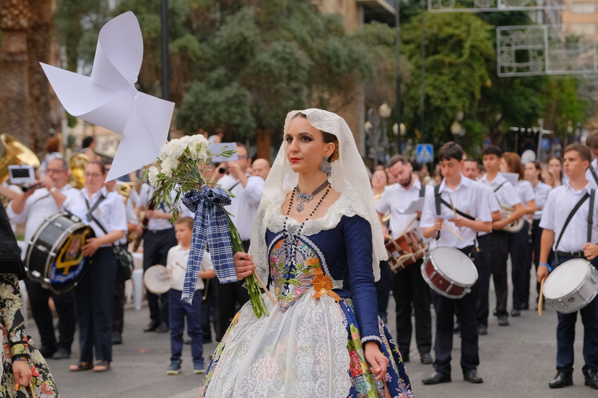Las Hogueras se llenan de flores para la Virgen del Remedio