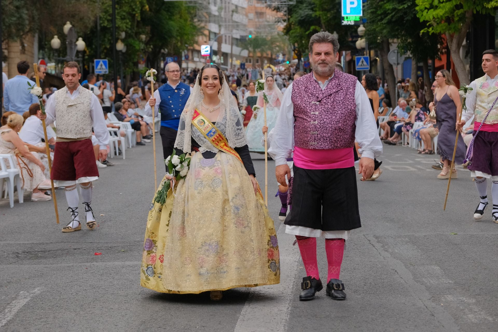 Las Hogueras se llenan de flores para la Virgen del Remedio