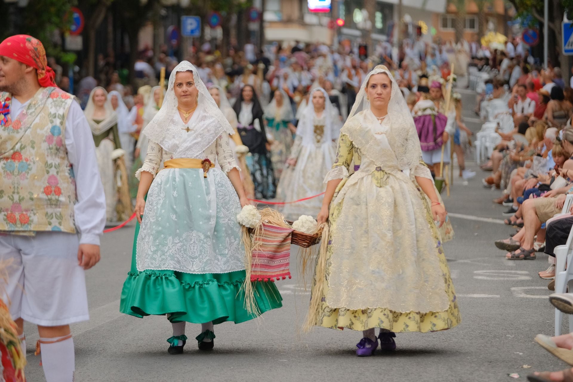 Las Hogueras se llenan de flores para la Virgen del Remedio