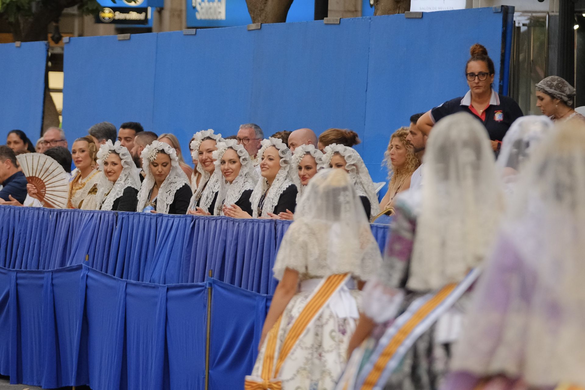 Las Hogueras se llenan de flores para la Virgen del Remedio