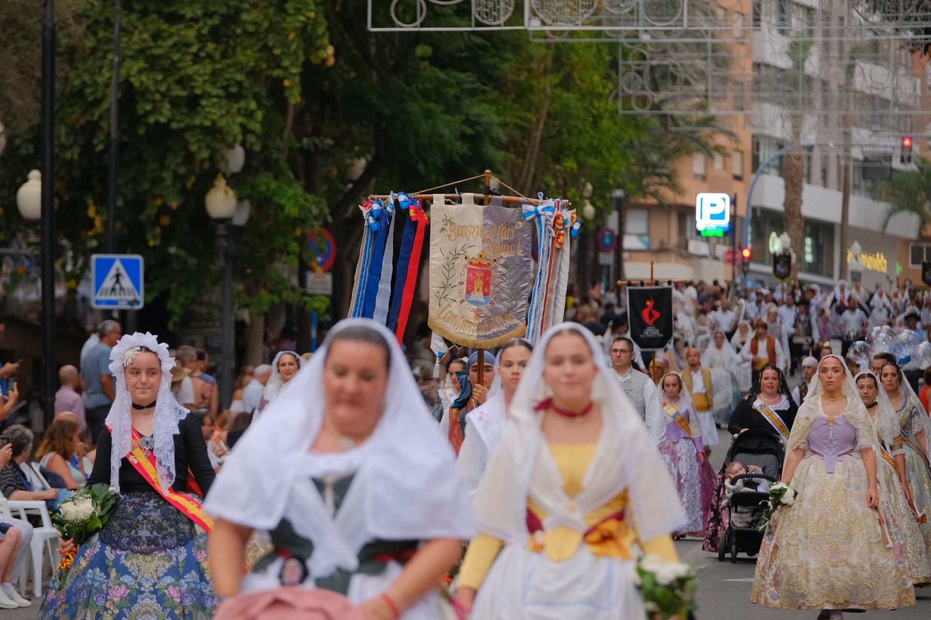 Las Hogueras se llenan de flores para la Virgen del Remedio
