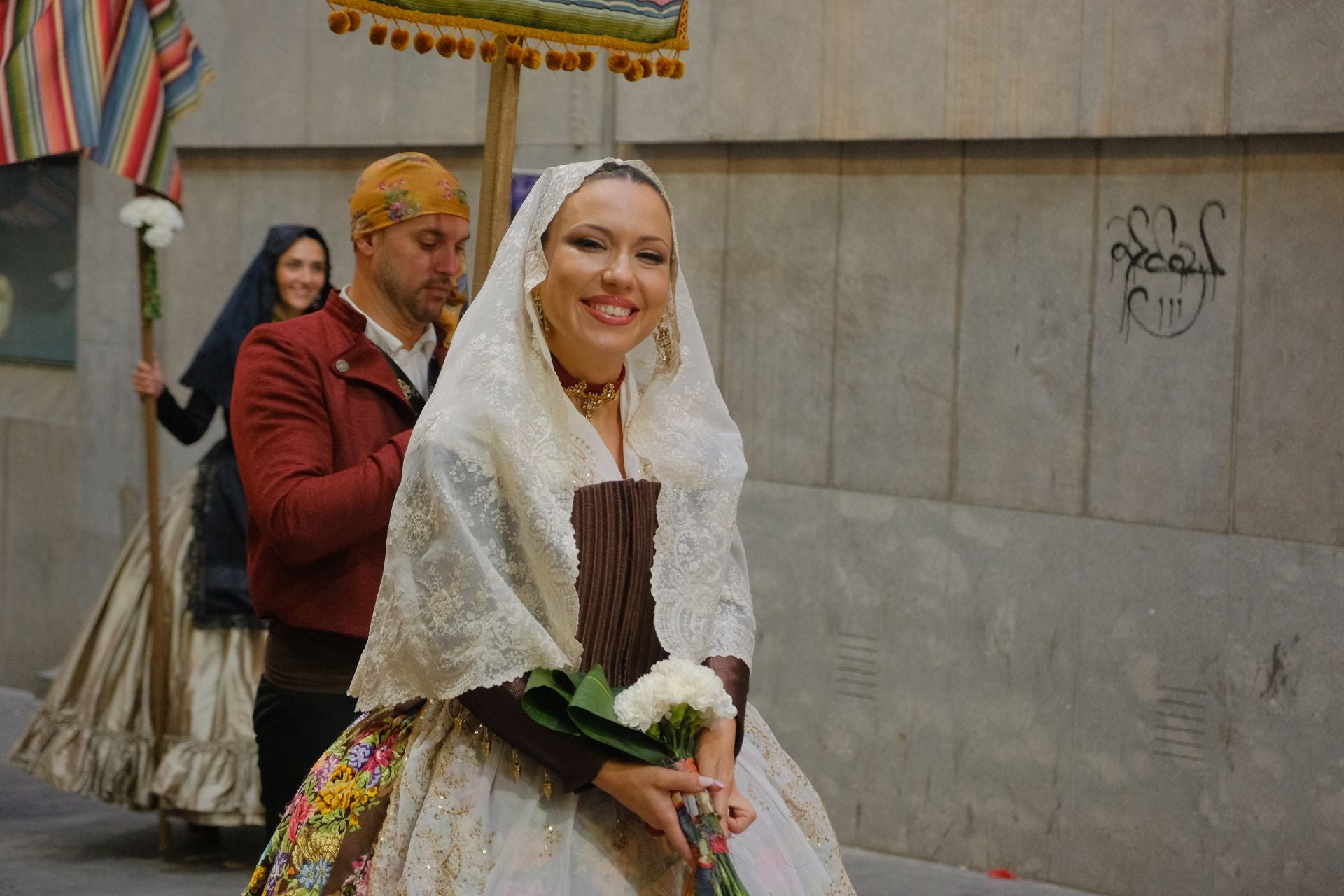 Las Hogueras se llenan de flores para la Virgen del Remedio