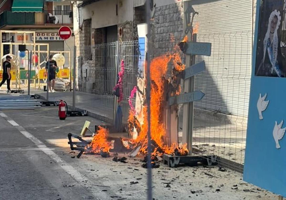Imagen principal - A ninot critical of apartments in Pla burns