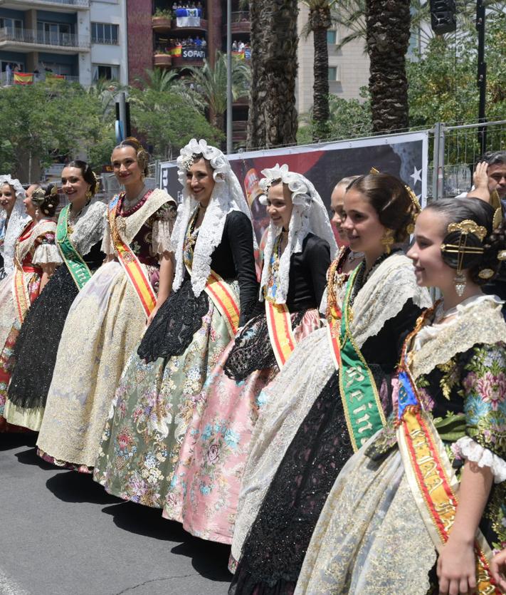 Imagen secundaria 2 - 1. Gritando: 'Senyor pirotècnic, pot començar la mascletà' 2. Tacho junto a la fuente de Bañuls. 3. Representantes de las fiestas. 