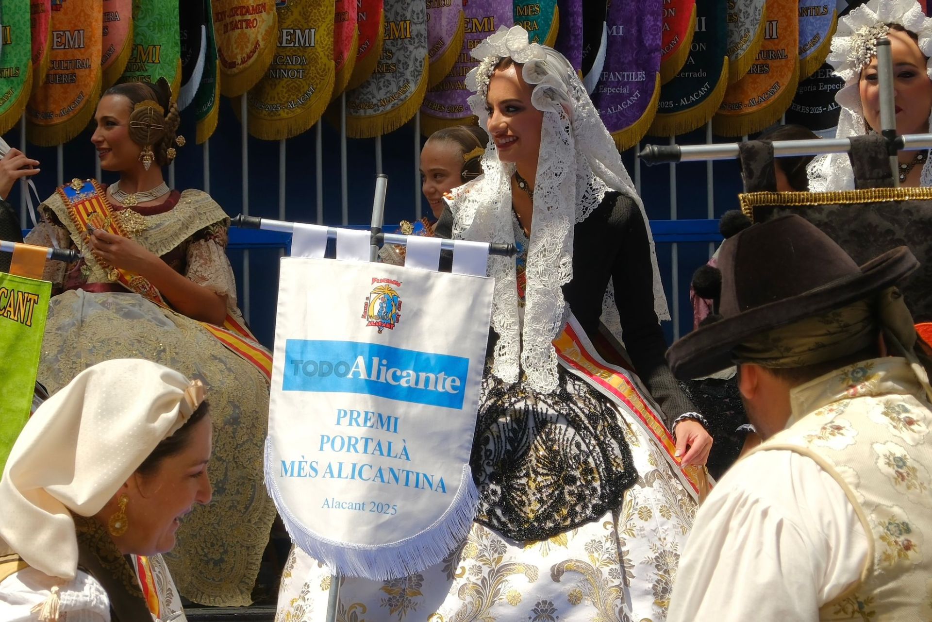 Entrega del banderín del premio a la portada más alicantina a los barraquers de Al final ho fem.