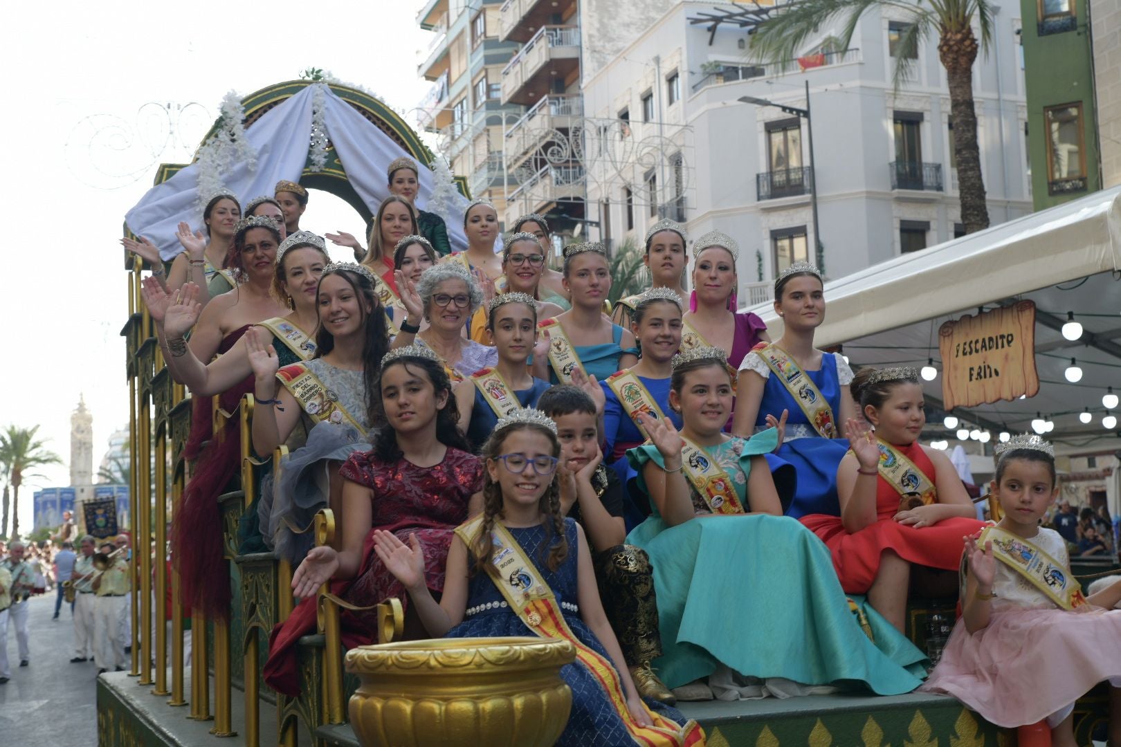 La música del mundo llega a Alicante en el desfile internacional de las Hogueras 2025