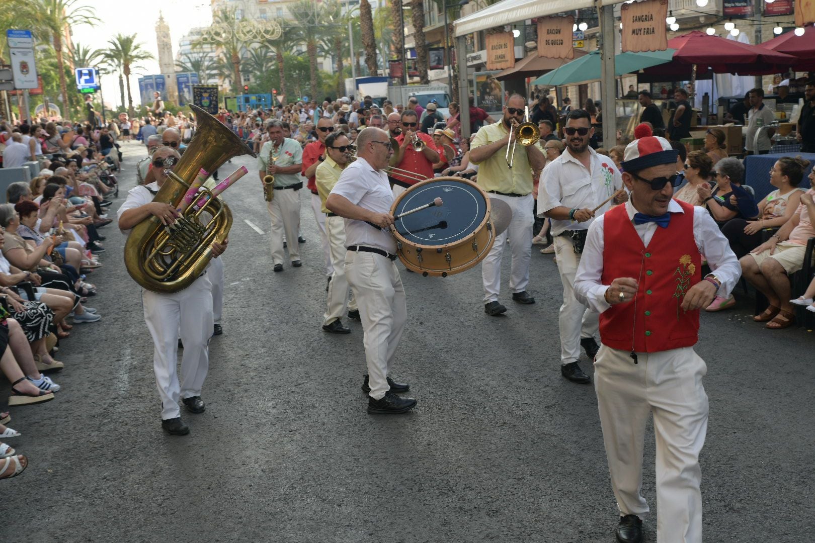 La música del mundo llega a Alicante en el desfile internacional de las Hogueras 2025