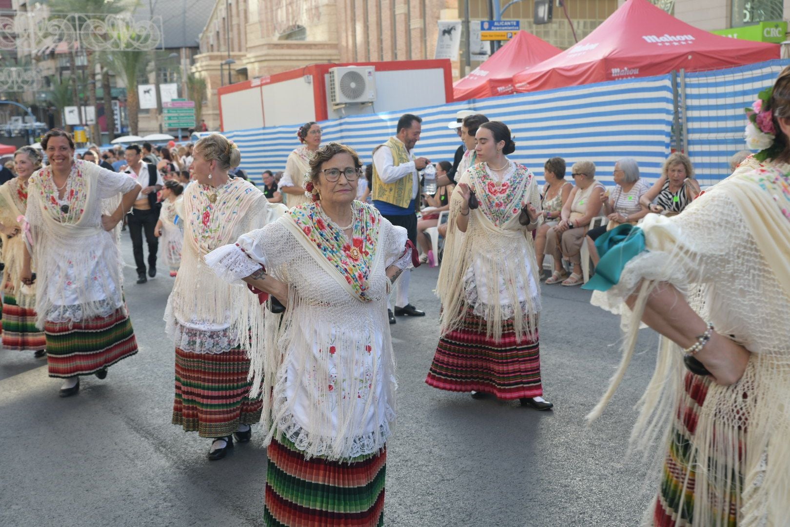 La música del mundo llega a Alicante en el desfile internacional de las Hogueras 2025