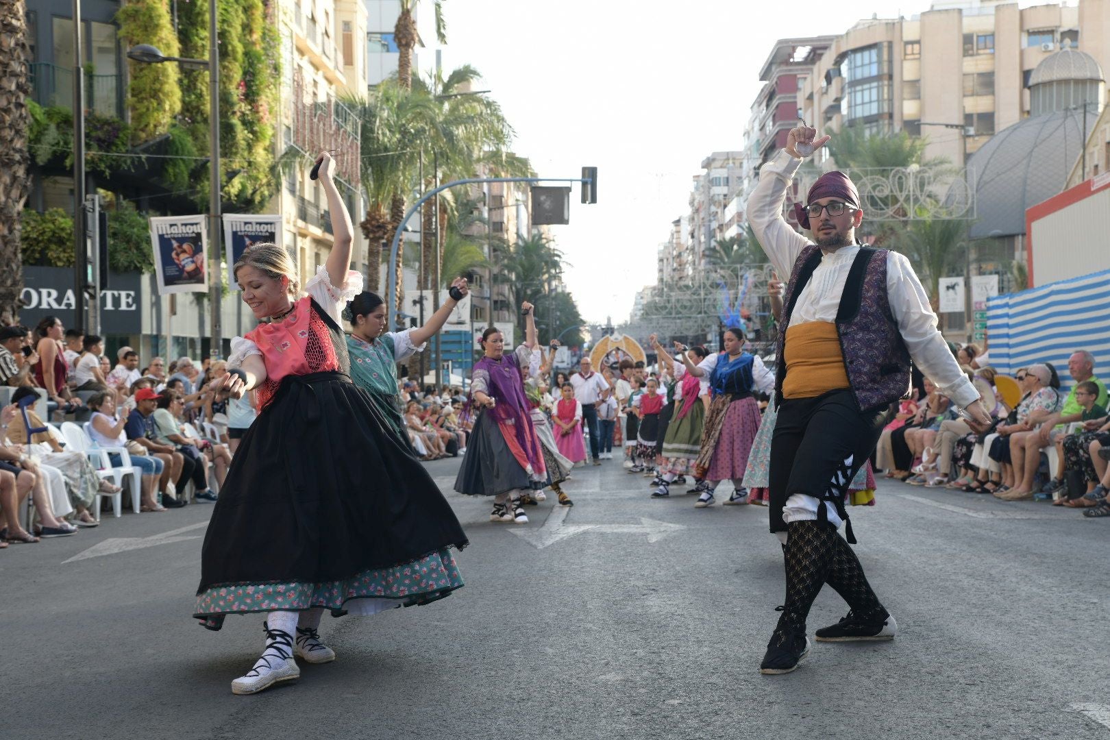 La música del mundo llega a Alicante en el desfile internacional de las Hogueras 2025