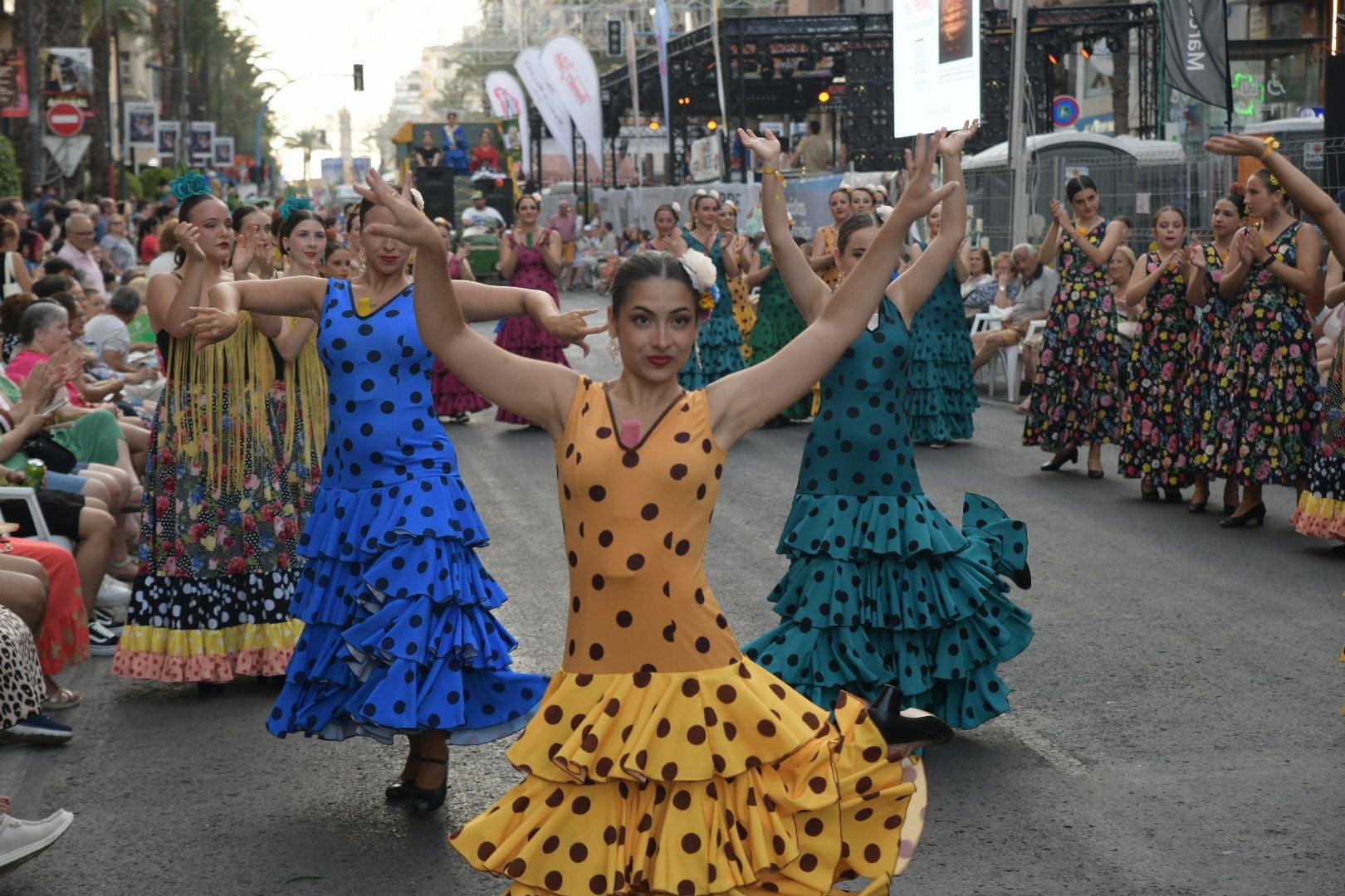 La música del mundo llega a Alicante en el desfile internacional de las Hogueras 2025