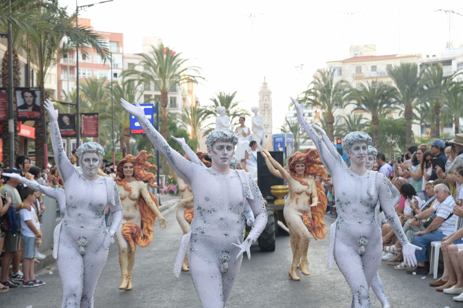 La música del mundo llega a Alicante en el desfile internacional de las Hogueras 2025