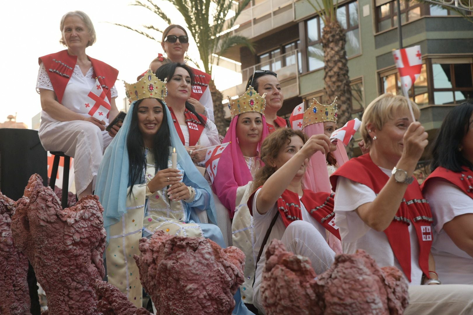 La música del mundo llega a Alicante en el desfile internacional de las Hogueras 2025