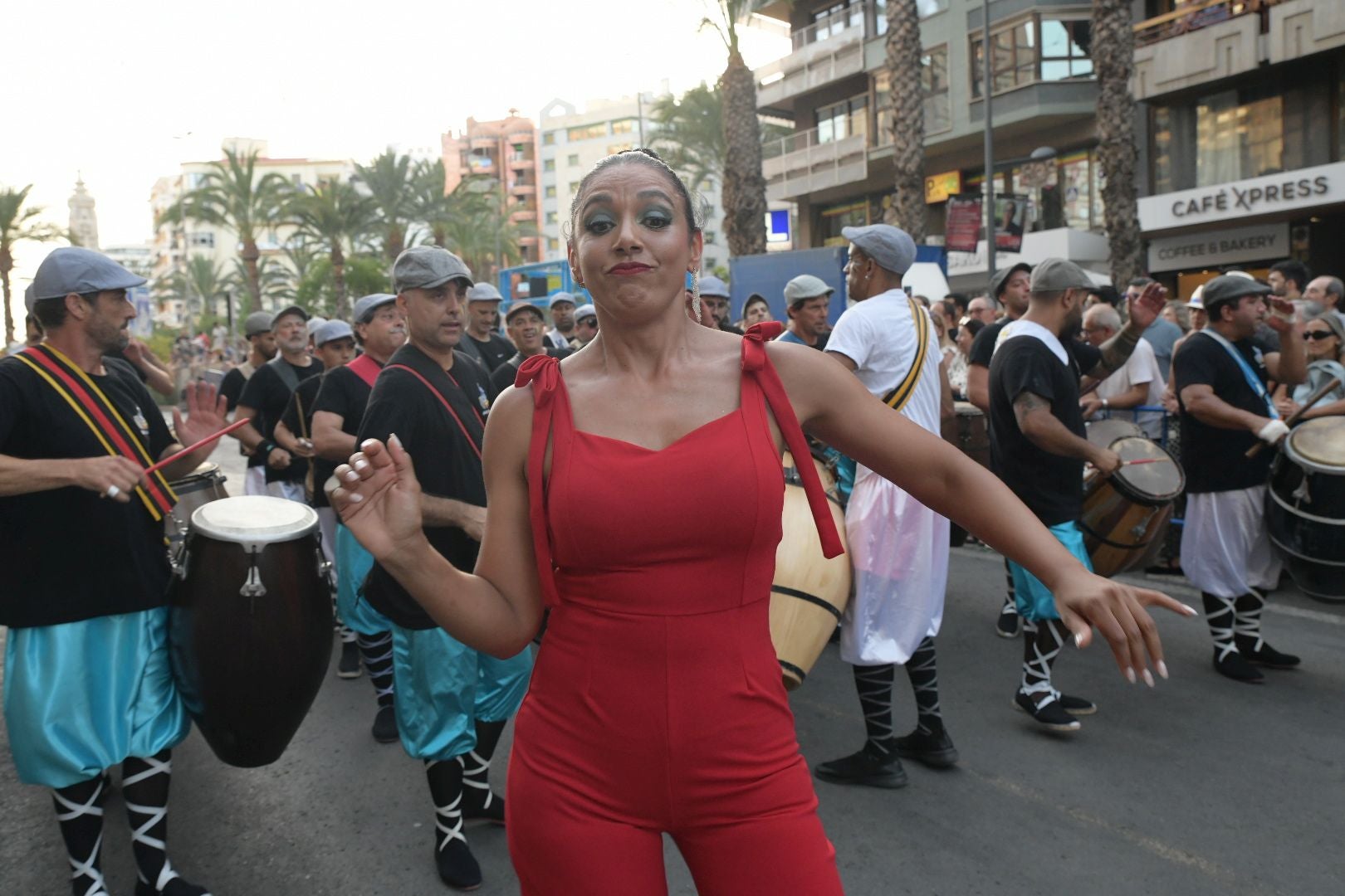 La música del mundo llega a Alicante en el desfile internacional de las Hogueras 2025