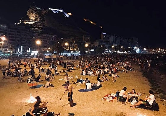 Hogueras en la playa del Postiguet durante el 23 de junio.