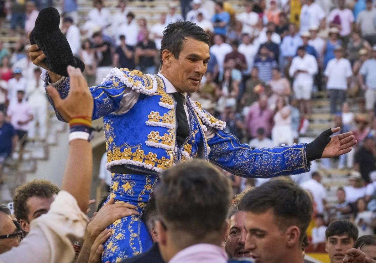 El diestro José Mari Manzanares sale en hombros de la plaza tras cortar cuatro orejas.