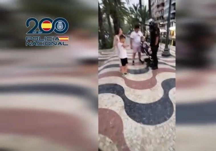 The officer at the moment he finds the family of the missing child in the Explanada.