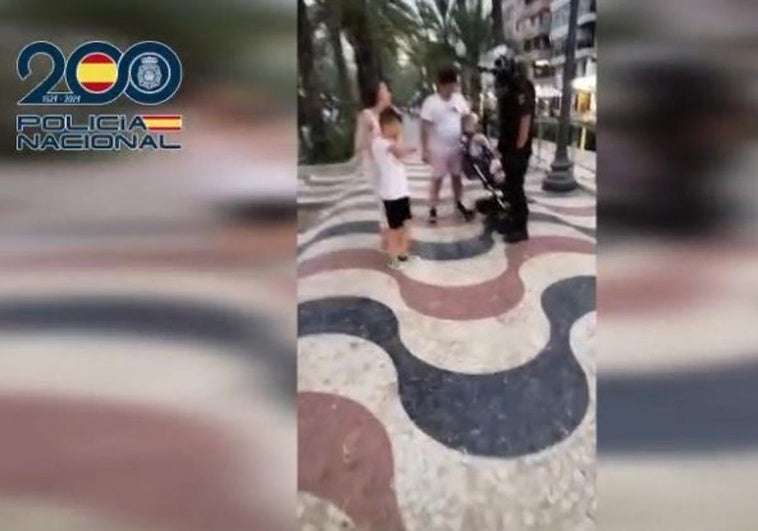El policía, en el momento en que encuentra a la familia del menor extraviado en la Explanada.