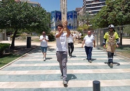 Adrián Sirvent, hijo de Pedro Luis, sale de Luceros aplaudiendo al público tras la mascletà.