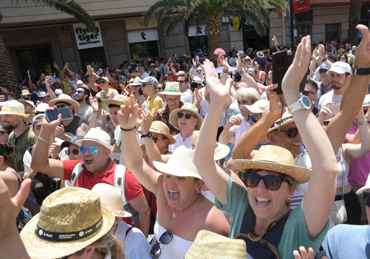 People in the streets of Alicante during the mascletàs.