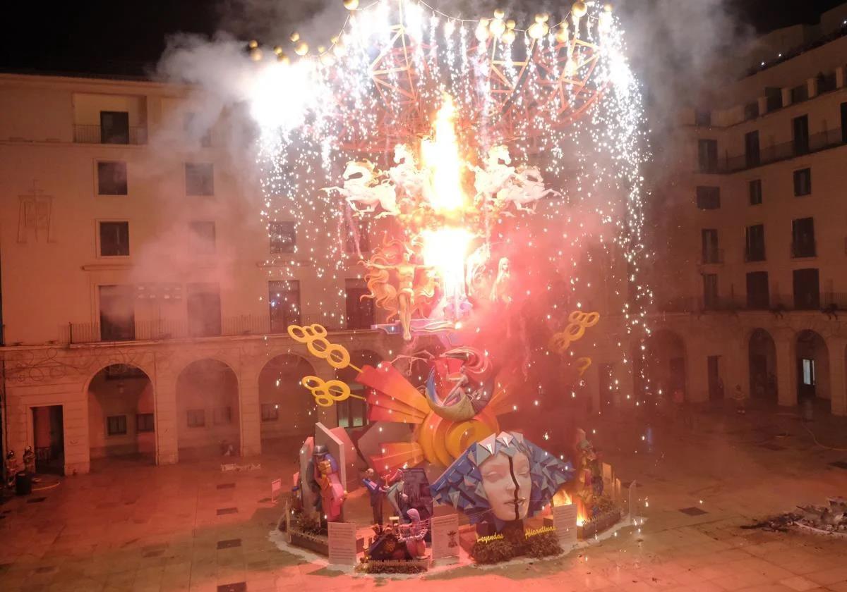 Imagen principal - Estos son los horarios de la Cremà de las Hogueras de Alicante 2025