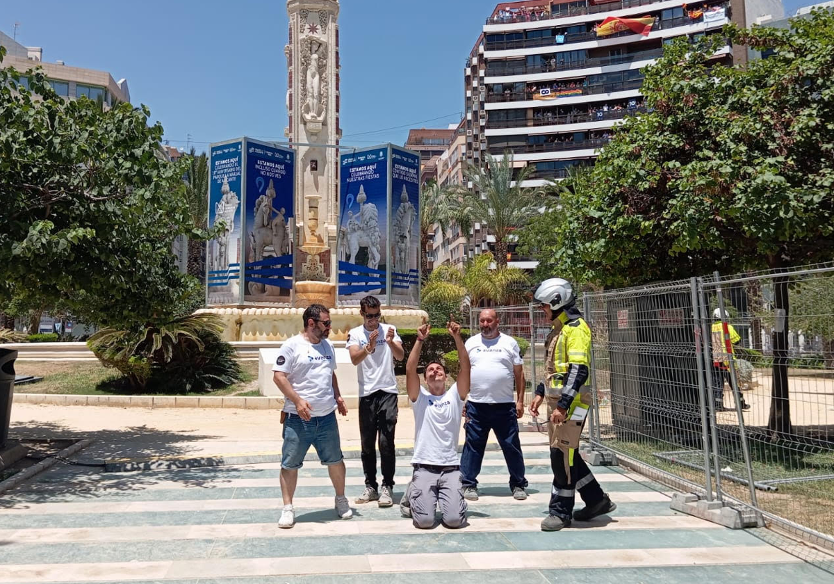 Adrián Sirvent dedica la mascletà a Pedro Luis.